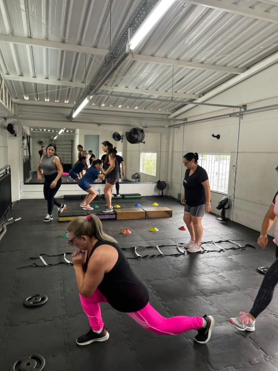 Treino de força acompanhado em uma academia moderna