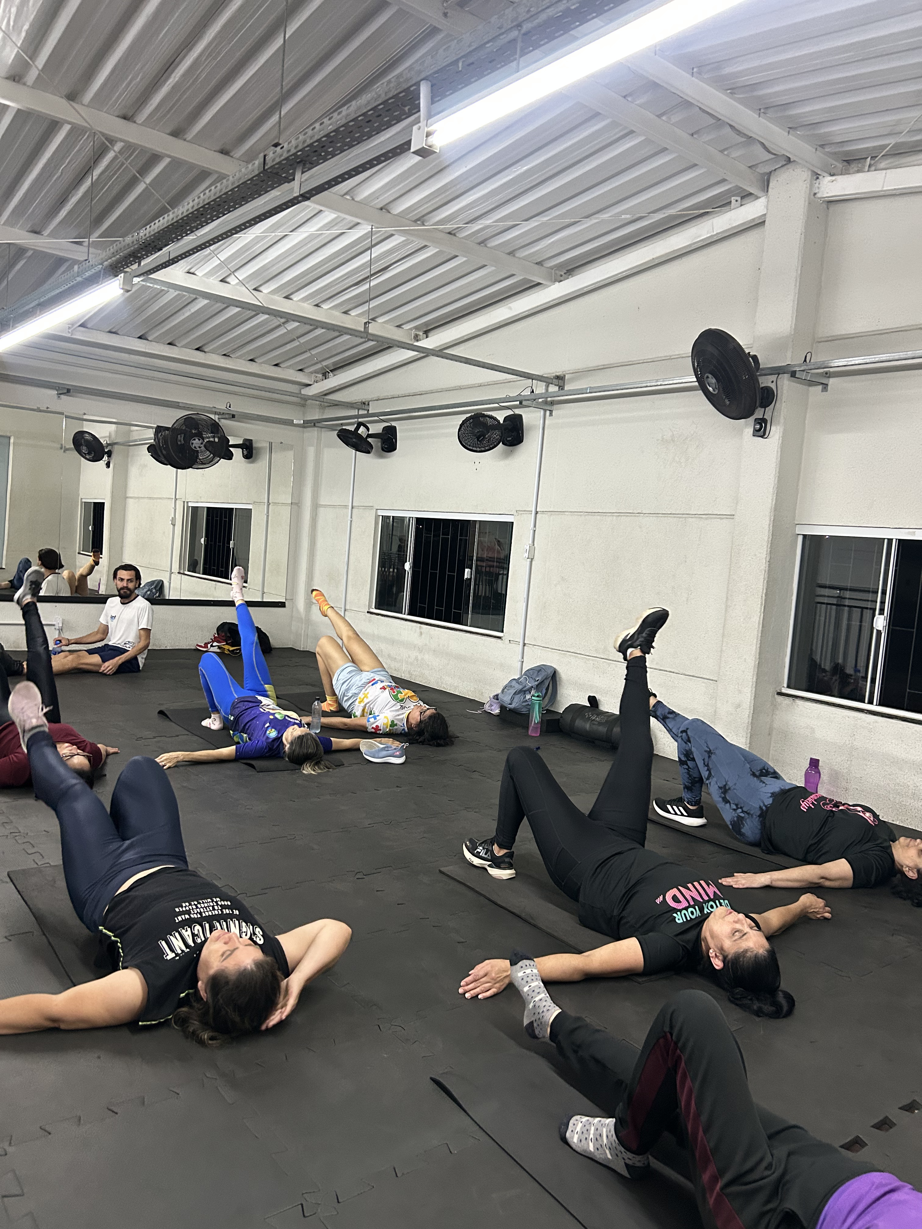 Comunidade reunida em um ambiente de treino